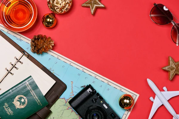 Podróżować Pojęcie Paszportu Kamery Kapelusz Samolot Ozdoby Świąteczne Czerwonym Tle — Zdjęcie stockowe