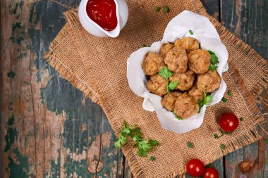 Kızarmış Balık topları ile salatalık cressl biber soslu beyaz zemin üzerine kıyılmış. Seçici odak