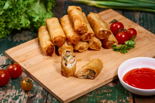 Vietnamees Eten Heerlijke Huisgemaakte Loempia Houten Tafel — Stockfoto