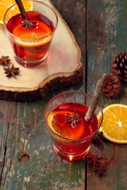 Noel bir rustik ahşap masa şarap mulled. Tatil kavramı.