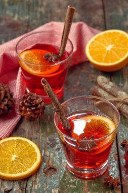 Noel bir rustik ahşap masa şarap mulled. Tatil kavramı.