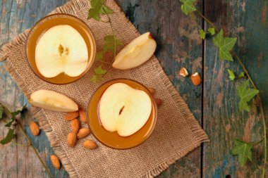 Tarçın ve elma dilim ile sıcak elma çayı 