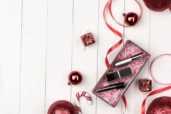 Lapos Feküdt Karácsonyi Dekorációval Kozmetikai Holiday Háttér Szépség Fogalma — Stock Fotó