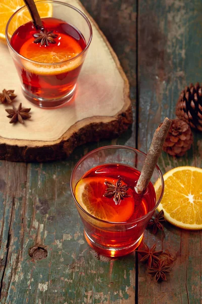 Noel bir rustik ahşap masa şarap mulled. Tatil kavramı.
