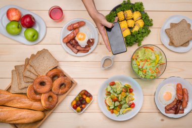 ahşap masada oturmuş yemek yerken adamın Üstten Görünüm
