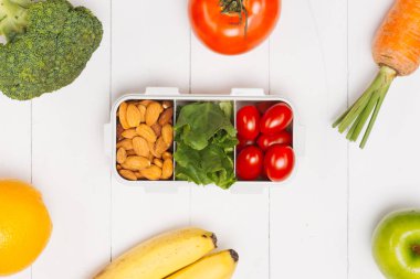 Sebze. Set öğle yemeği kutusu içinde yaş sebze. Diyet kavramı. Vejetaryen