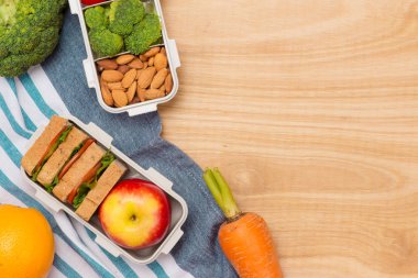 Çalışma masası, diyet ve sağlık kavramı için temiz yemek alışkanlıkları beslenme sağlıklı iş yerinde üzerinde beyaz öğle yemeği kutusu kapatın