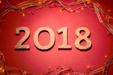 Yeni yıl 2018 dekorasyon kırmızı zemin üzerine.