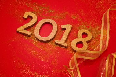 Yeni yıl 2018 dekorasyon kırmızı zemin üzerine.