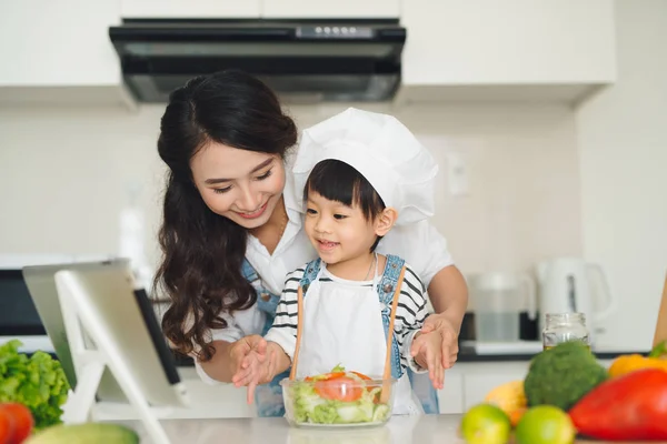 Happy Family Kitchen Mother Child Daughter Cooking Vegetables Using Tablet — Stock Photo, Image