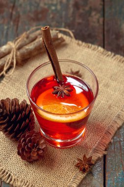 Noel rustik ahşap masa şarap mulled. Tatil kavramı.