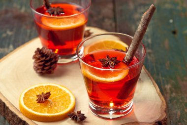 Noel bir rustik ahşap masa şarap mulled. Tatil kavramı.