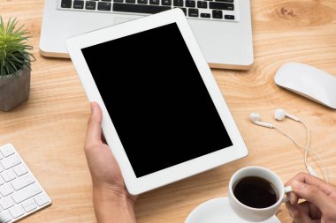 Resepsiyon çalışma tablosu boş ekran ile dijital tablet kullanarak ele