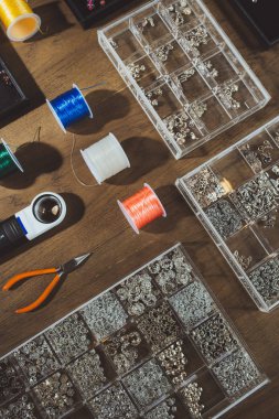 Mücevherat ve mucevherler araçları ve boncuk takı aksesuar tablo üzerinde yapılan