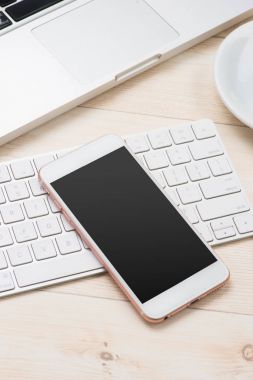 Ofis çalışma masası ile smartphone kadar sahte.