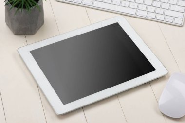 Ofis çalışma masası ile dijital tablet perde kadar sahte.