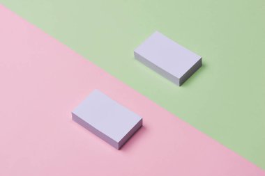 Kimlik marka için şablon. Kartvizit mockup iki renk arka plan üzerinde