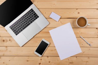 Çalışma yer, ahşap masa. Üstten Görünüm office kurumsal tasarım mockup şablonu
