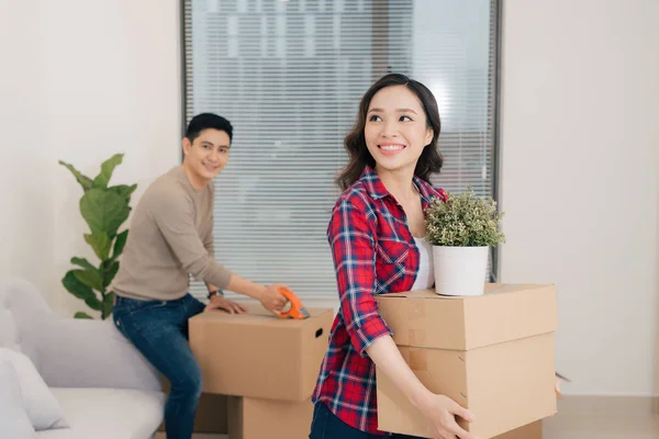 Loving Couple Enjoys New Apartment Keep Box Hands — Stock Photo, Image