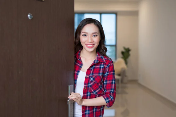 Cheerful Asian Awoman Inviting People Enter Home — Stock Photo, Image