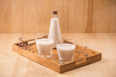 Süt Kupası ve şişe çiçek ahşap tablo badem şekerleri ile sever