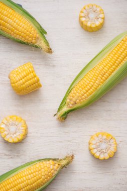 Tatlı Mısır. Taze mısır koçanı ahşap tablo.