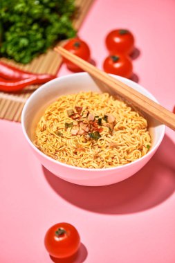 Bir kase ahşap masa üzerinde anlık erişte