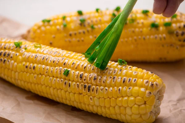 Läcker Smakrik Grillad Majskolv Träbord — Stockfoto