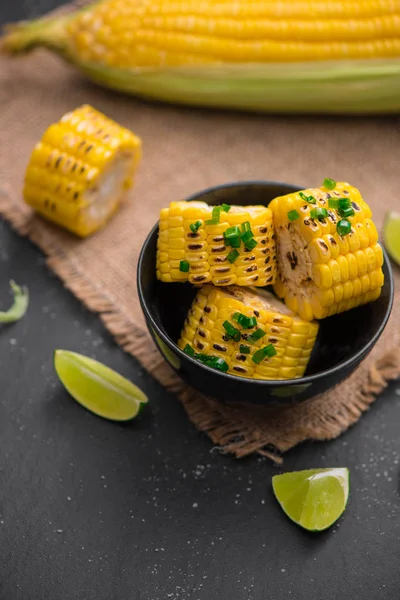 Saboroso Milho Grelhado Doce Com Molho Cebola Fundo Pedra Preta — Fotografia de Stock