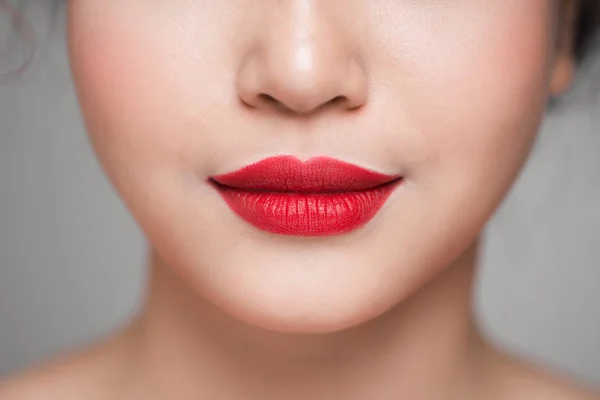 Weibliche Lippen mit rotem Lippenstift — Stockfoto