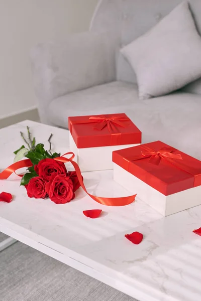Muttertagsgeschenke Und Rote Rose Auf Dem Tisch — Stockfoto