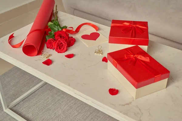 День Святого Валентина Фону Красивий Букет Троянд Поруч Сердечним Столом — стокове фото