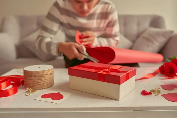 Homem Embrulhando Presentes Fita Vermelha Rosas Frescas Conceito Valentim — Fotografia de Stock