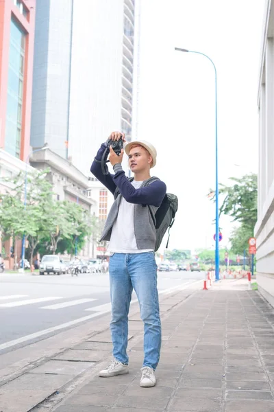 Jovem Asiático Homem Chapéu Usando Smartphone Tirando Foto Cidade — Fotografia de Stock