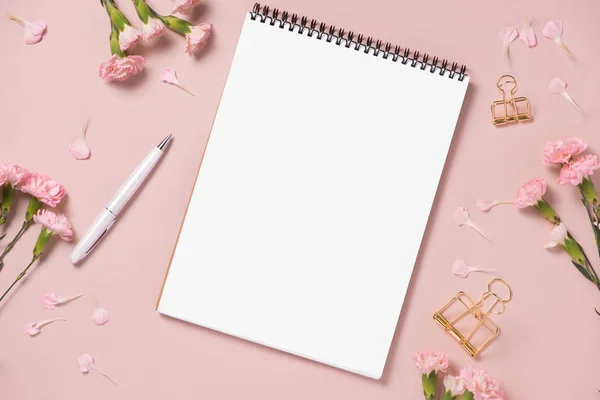 Çalışma alanı. Düğün planlayıcısı. Süslemeleri. Düz yatıyordu.