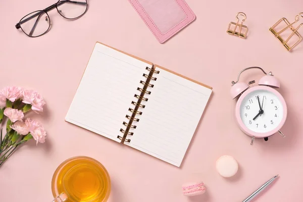 Çalışma alanı. Düğün planlayıcısı. Süslemeleri. Düz yatıyordu.