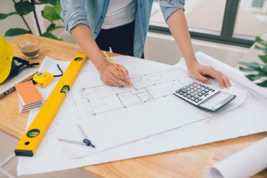 Laptop ve planları ile çalışan mimar adam