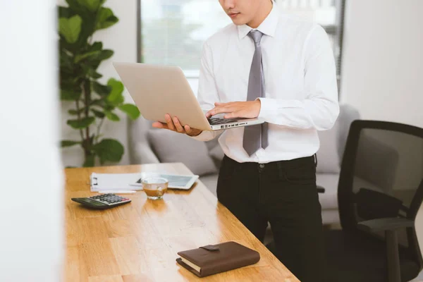 Επιχειρηματίας Που Εργάζεται Για Laptop Στέκεται Στο Γραφείο — Φωτογραφία Αρχείου