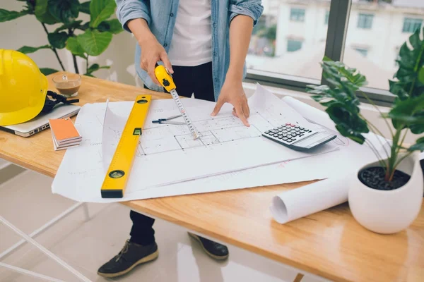 Architect Man Aan Het Werk Met Laptop Blauwdrukken — Stockfoto