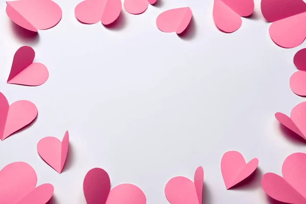 Hermosos Corazones Papel Rosa Sobre Fondo Papel Blanco — Foto de Stock