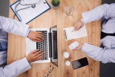 Grup doktorlar kardiyogram, Pano, tablet pc ve dizüstü bilgisayar Hastanesi