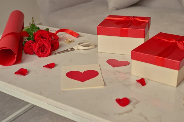 バレンタインデーの背景 心の手紙テーブルの横にバラの美しい花束 — ストック写真