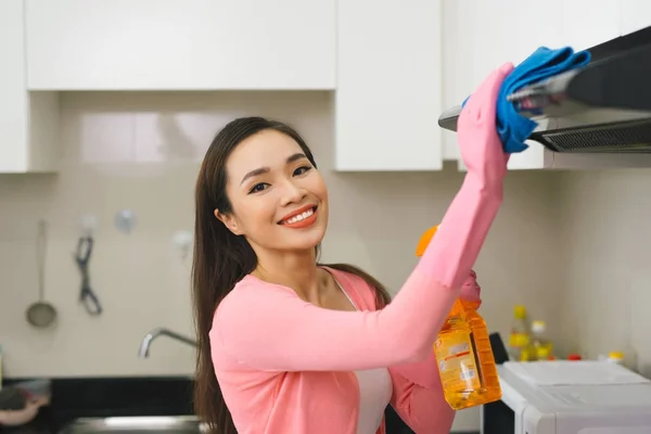 Ritratto Giovane Donna Attraente Che Pulisce Una Superficie Armadio Cucina — Foto Stock