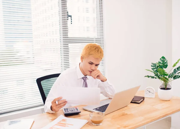 Homem Trabalhar Portátil Escritório Contagem Dados Financeiros — Fotografia de Stock