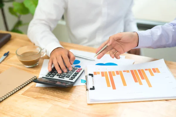 Hombre Negocios Calculando Números Presupuesto Facturas Asesor Financiero Trabajando — Foto de Stock