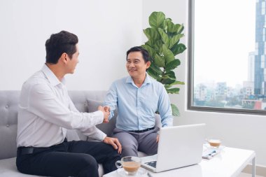 İş karşılıklı. El sıkışan ve her ot arayan iki adam