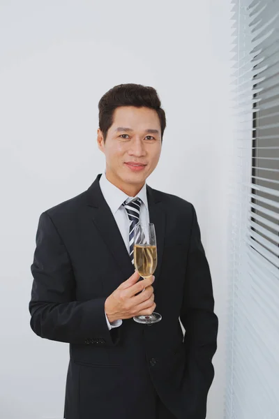 Sorrindo jovem soldado com copo de champanhe em pé junto ao — Fotografia de Stock