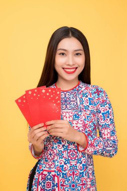 Sarı arka plan üzerinde izole kırmızı zarf ile oldukça gülümseyen Vietnamca kadın