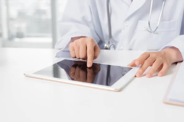 Lekarka Ręce Dotykając Cyfrowego Tabletu — Zdjęcie stockowe