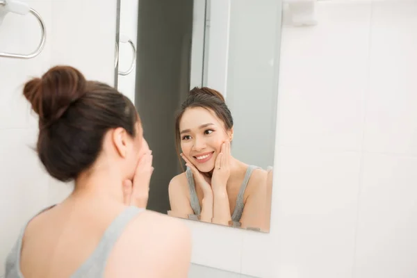 Hermosa Mujer Tocándose Cara Con Las Manos Baño — Foto de Stock